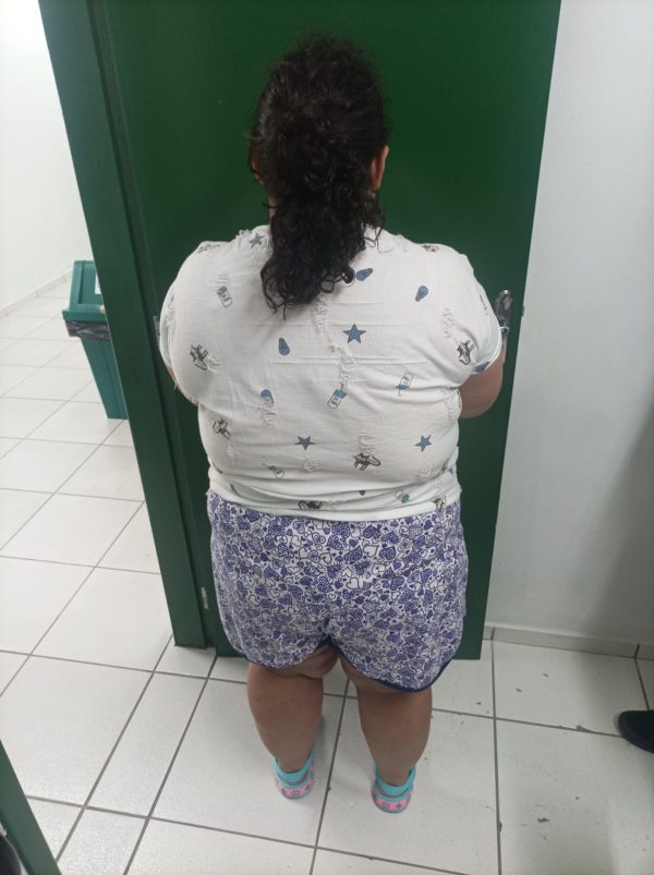 Mulher de 37 anos se passou por adolescente durante 14 meses e foi acolhida como filha por família de Joinville