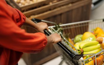 Cesta básica fica mais barata em Joinville, mas tomate sobe 35,9%, aponta Procon