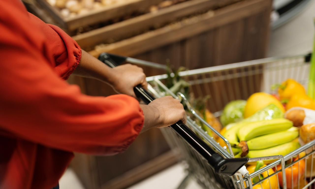 Cesta básica fica mais barata em Joinville, mas tomate sobe 35,9%, aponta Procon
