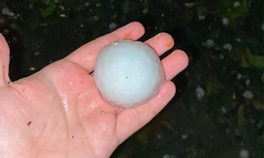 Granizo atinge sete residências na zona Sul de Joinville e Defesa Civil distribui lonas