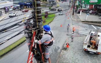 Mais de 22 toneladas de cabos inutilizados já foram retiradas dos postes de Joinville