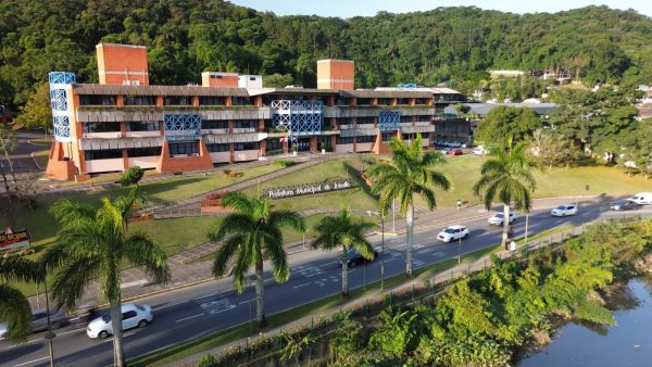 Prefeitura de Joinville abre inscrições para processo seletivo com vagas na Saúde e Educação