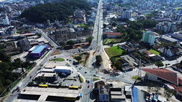 Rotatória da Santos Dumont tem novo trânsito em Joinville; veja como circular