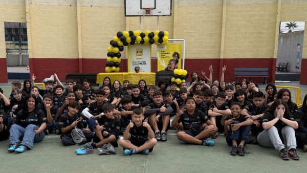 Sicredi e Visa entregam kits esportivos para crianças atendidas pelo Instituto Futebol de Rua em Joinville